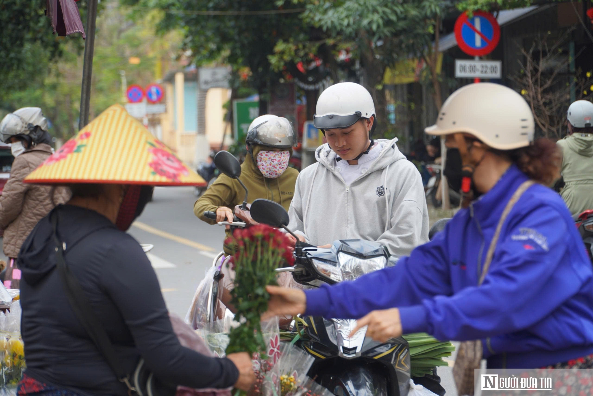 Chợ đồ cúng ông Công ông Táo vào mùa cao điểm, lan tỏa phong tục thả cá chép- Ảnh 3.