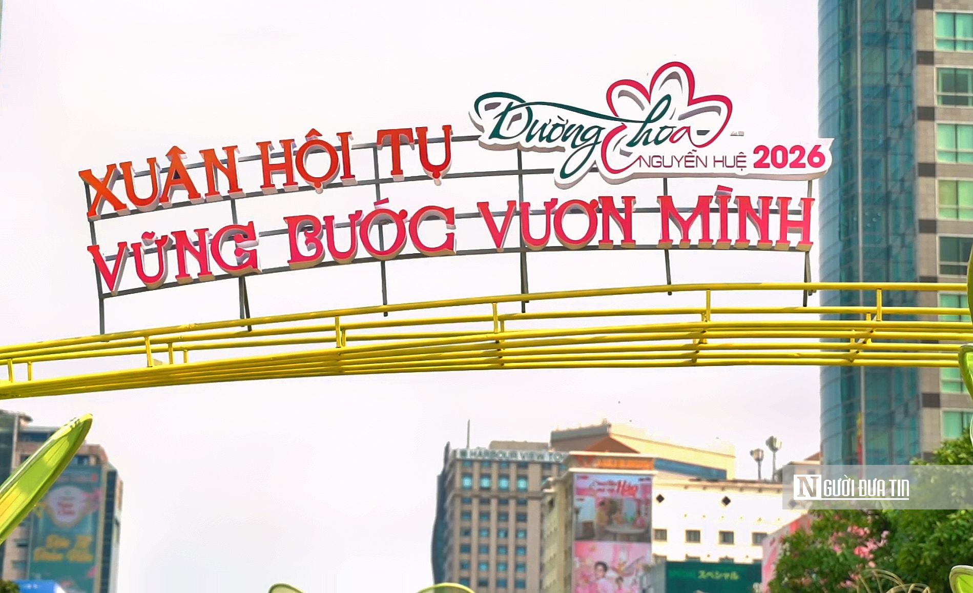 Gấp rút hoàn thành tiến độ đường hoa Nguyễn Huệ 2026- Ảnh 1.