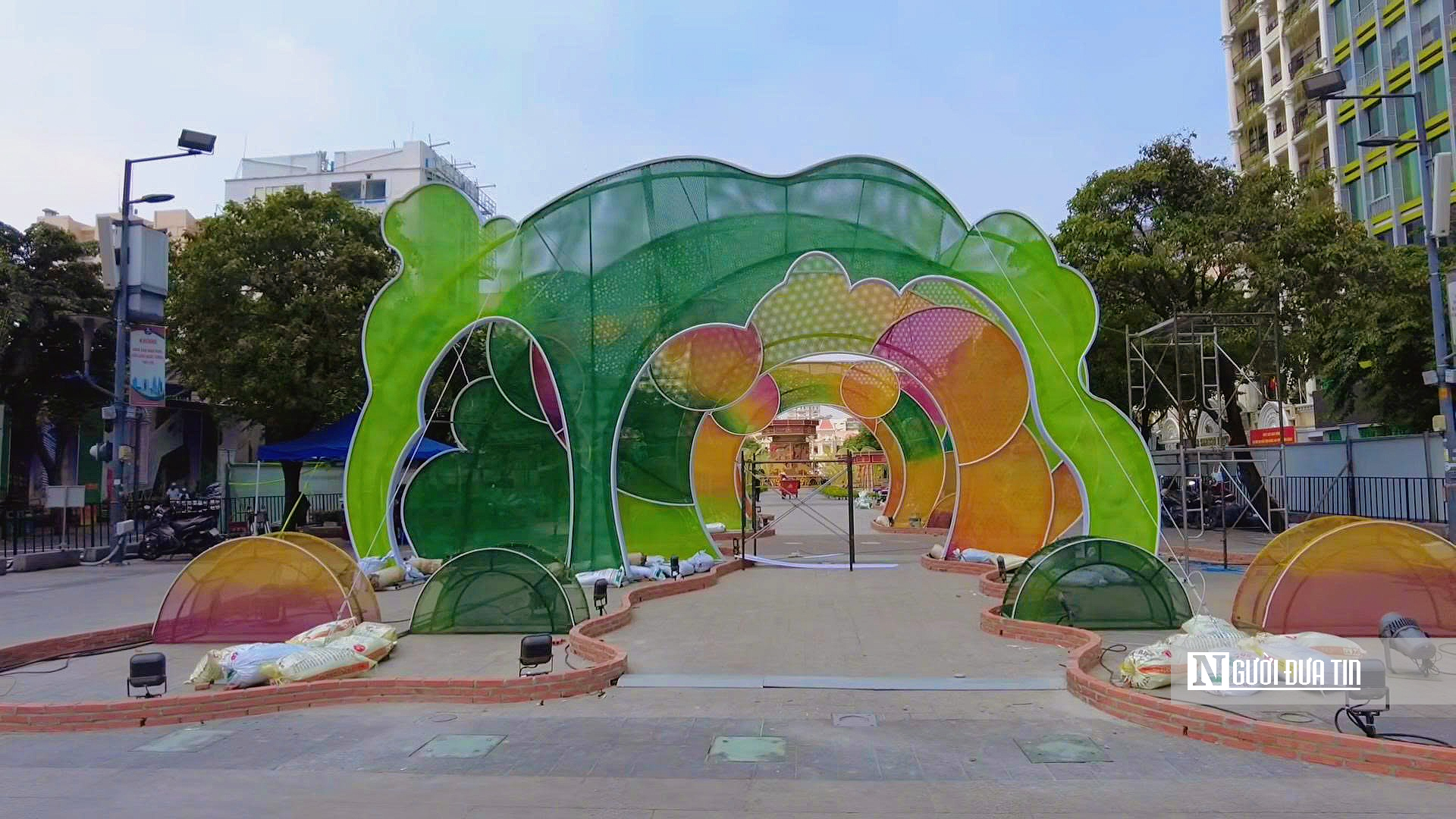 Gấp rút hoàn thành tiến độ đường hoa Nguyễn Huệ 2026- Ảnh 2.