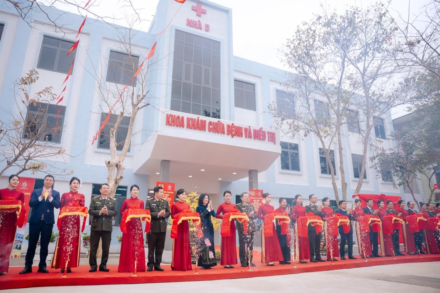 Trung tâm Y tế Tương Dương khánh thành tòa nhà khám chữa bệnh mới, nhận ngay gói tài trợ “khủng” của Sun Group - Ảnh 1.
