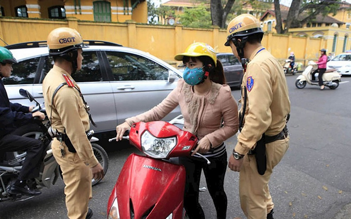 Mức phạt mới cho lỗi không mang hoặc không có giấy tờ xe máy, ô tô năm 2025