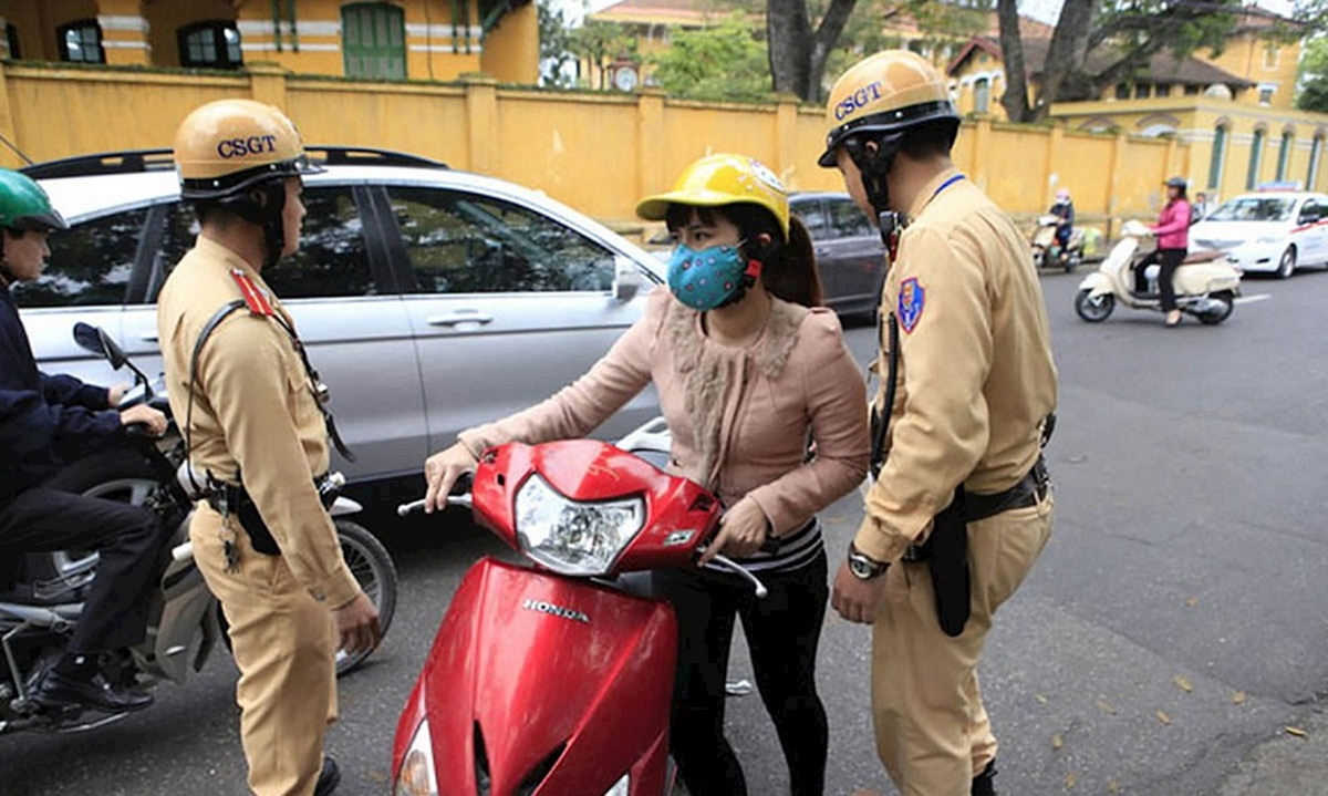 Lái xe ra đường “quên mang" và “không có giấy tờ" bị phạt như thế nào? - Ảnh 1.