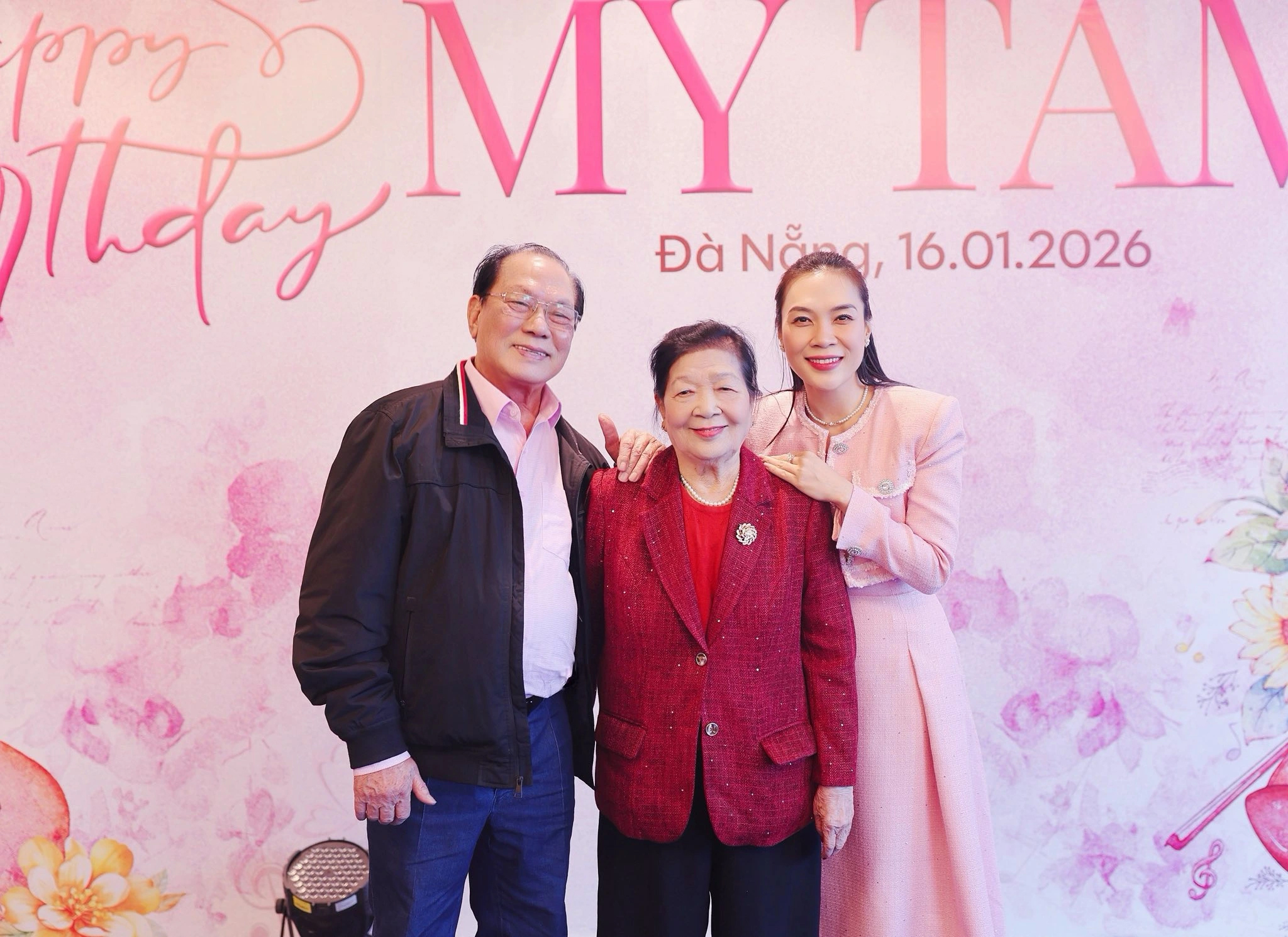 "Họa mi tóc nâu" bất ngờ bị "đánh úp" trong ngày đặc biệt - Ảnh 2.