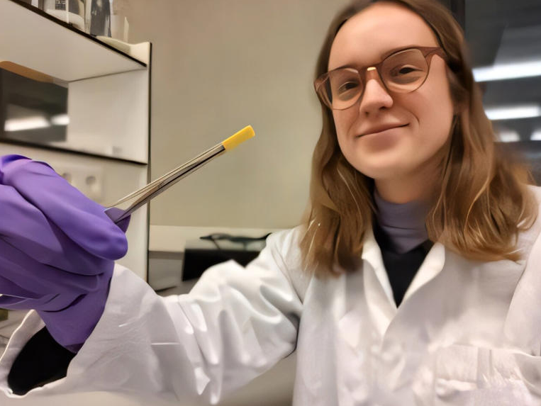 Tạo ra loại vật liệu “bất khả thi” từ sự kết hợp không ngờ giữa thủy tinh và nhựa - Ảnh 2.