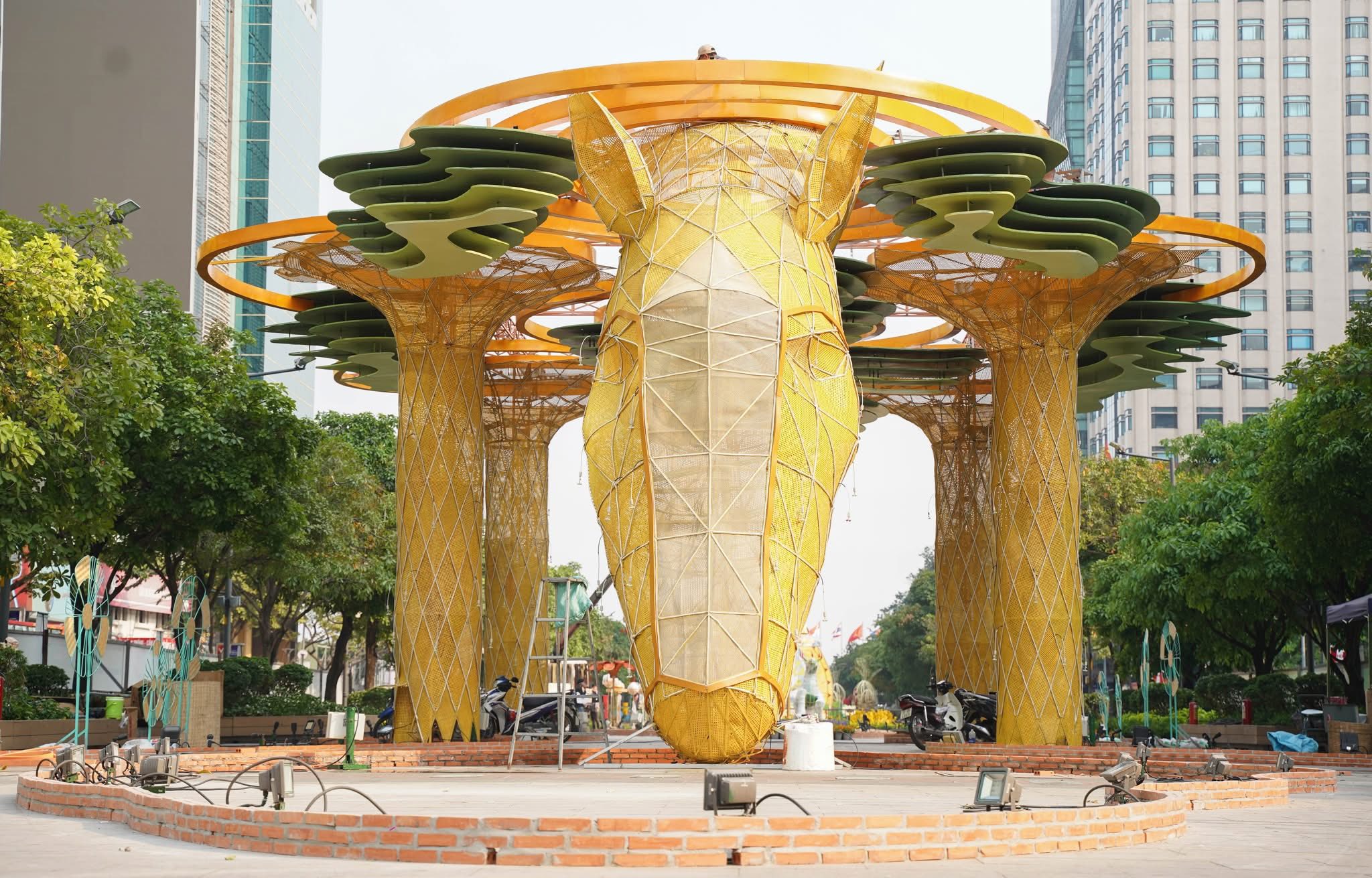 Gấp rút hoàn thành tiến độ đường hoa Nguyễn Huệ 2026- Ảnh 11.