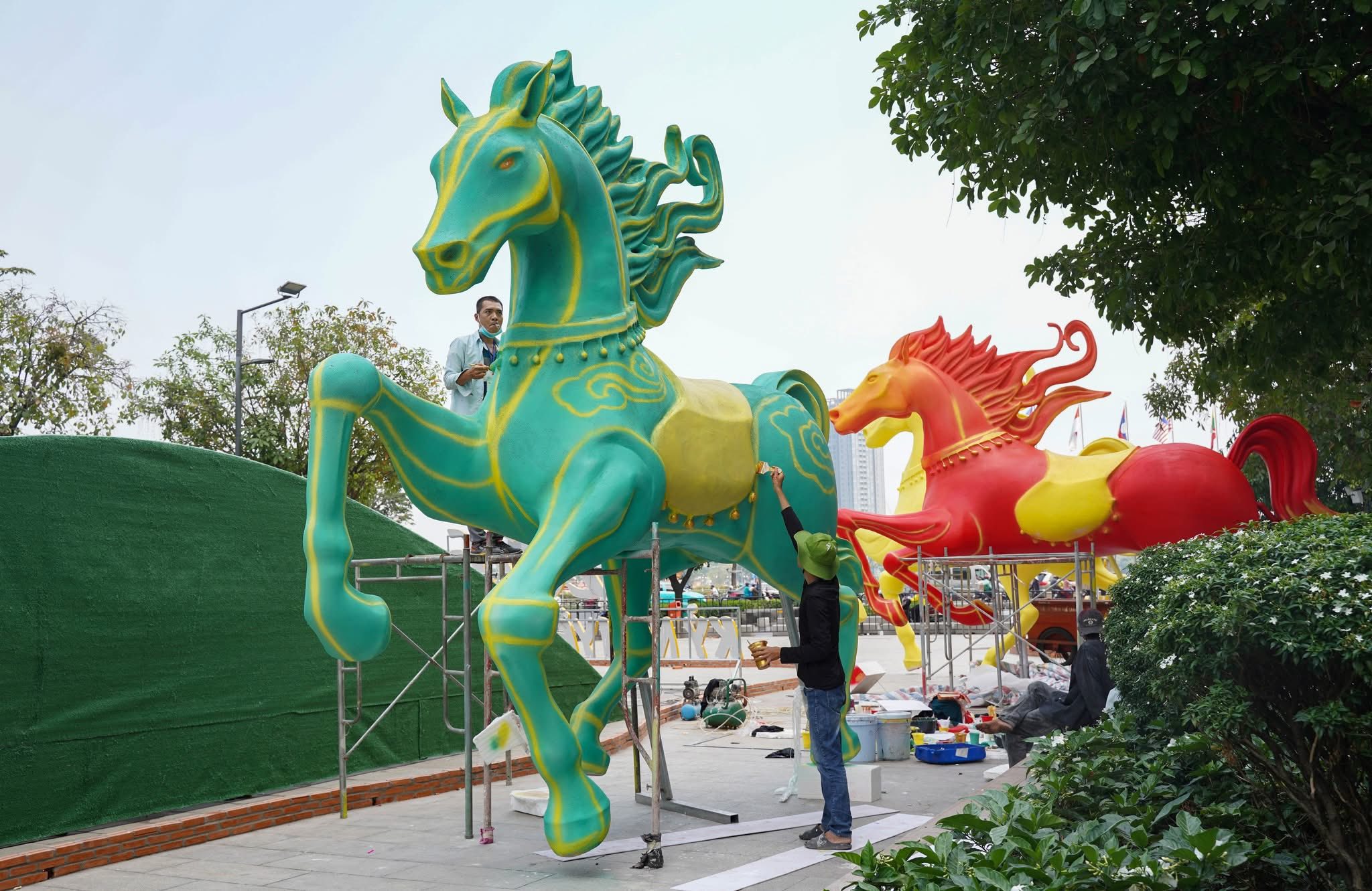 Gấp rút hoàn thành tiến độ đường hoa Nguyễn Huệ 2026- Ảnh 8.