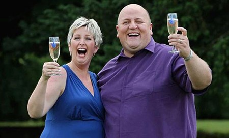 Bi kịch cay đắng của chàng trai trúng số độc đắc 148 triệu bảng phải bỏ xứ ra đi - Ảnh 1.