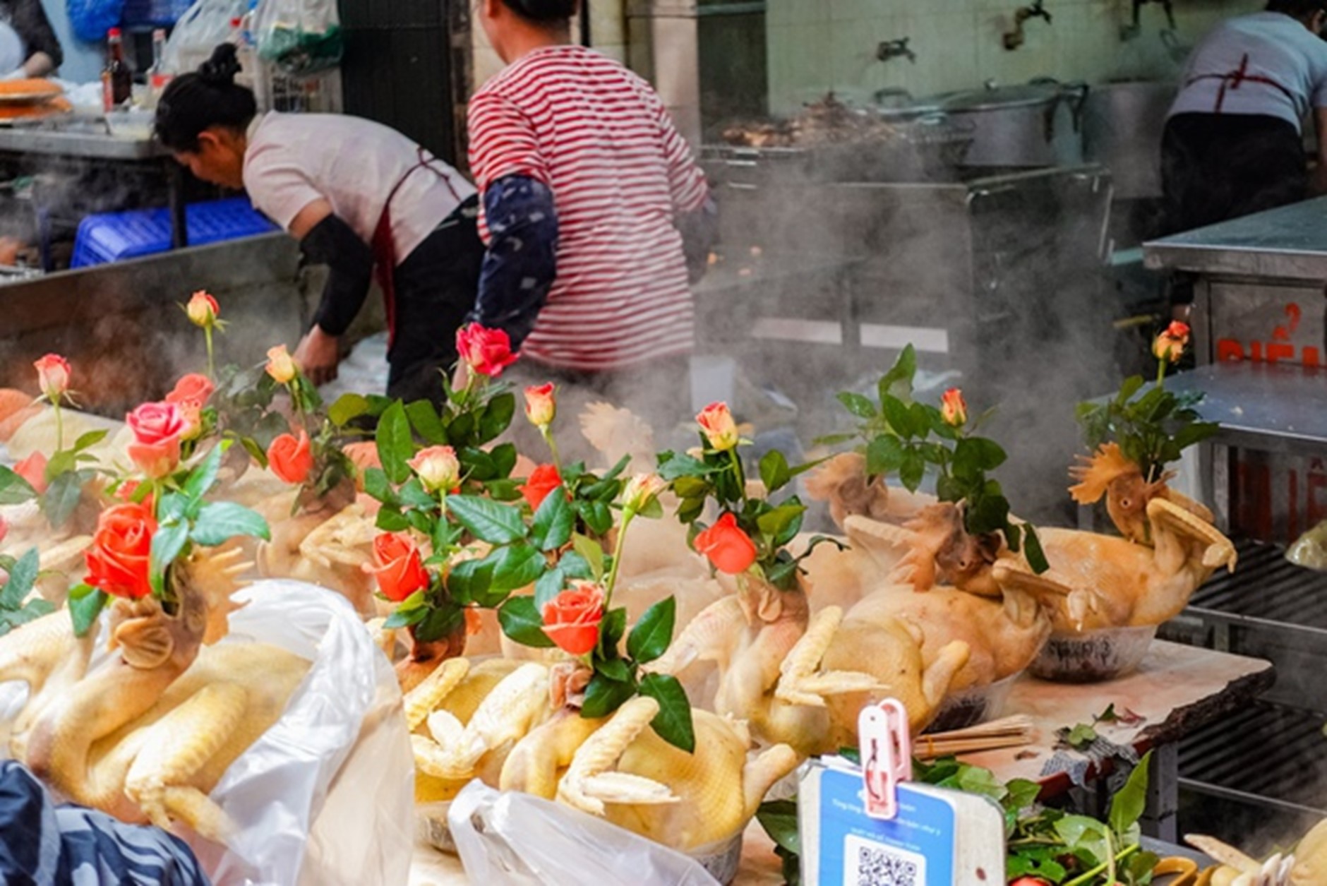 Gà luộc giá 1 triệu đồng/con có gì đặc biệt mà khách vẫn đổ xô mua - Ảnh 2.