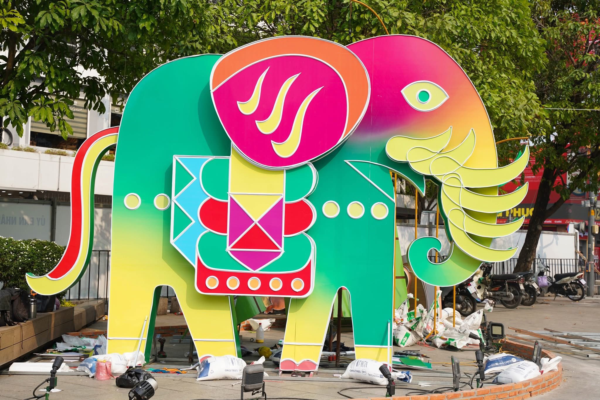 Gấp rút hoàn thành tiến độ đường hoa Nguyễn Huệ 2026- Ảnh 19.