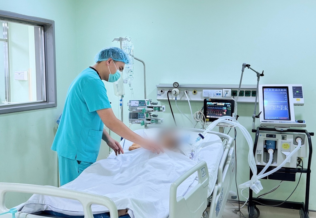 Nam thanh niên 20 tuổi nguy kịch tính mạng do ngộ độc thuốc lá điện tử - Ảnh 1.