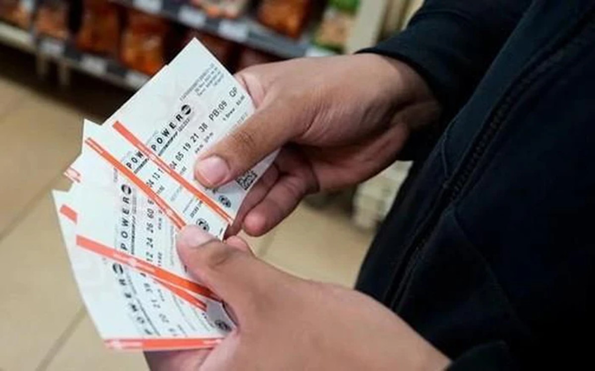 Hai Bạn Thân Mỹ Trúng Số 9 Tỷ Đồng Khi Đưa Vợ Đi Khám Bệnh