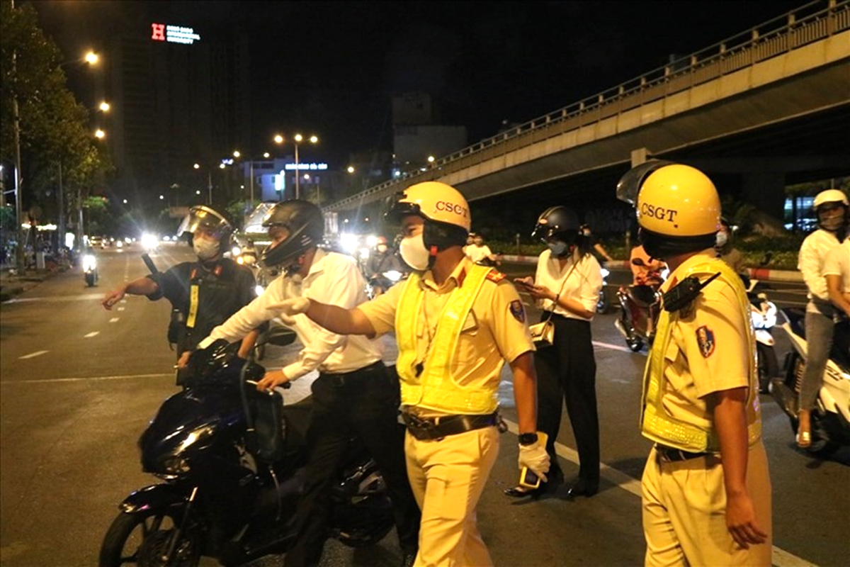 Đi xe máy quen làm điều này 18h có thể bị phạt tới 14 triệu đồng - Ảnh 1.