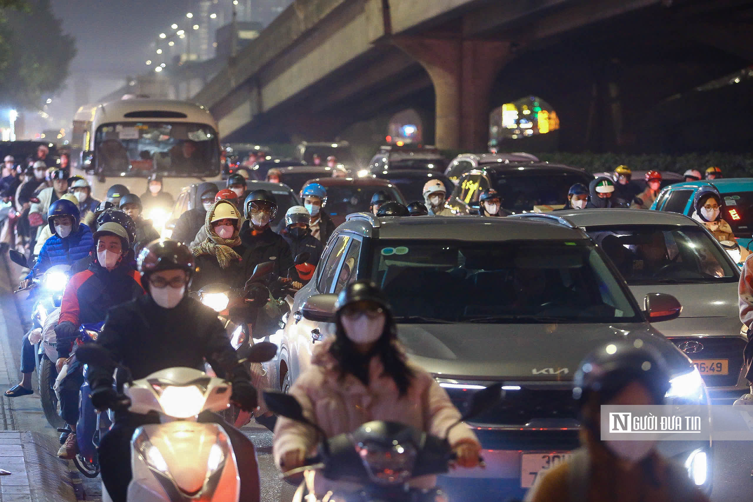 Cận Tết, giao th&ocirc;ng H&agrave; Nội lu&ocirc;n trong t&igrave;nh trạng &ugrave;n tắc - Ảnh 11.