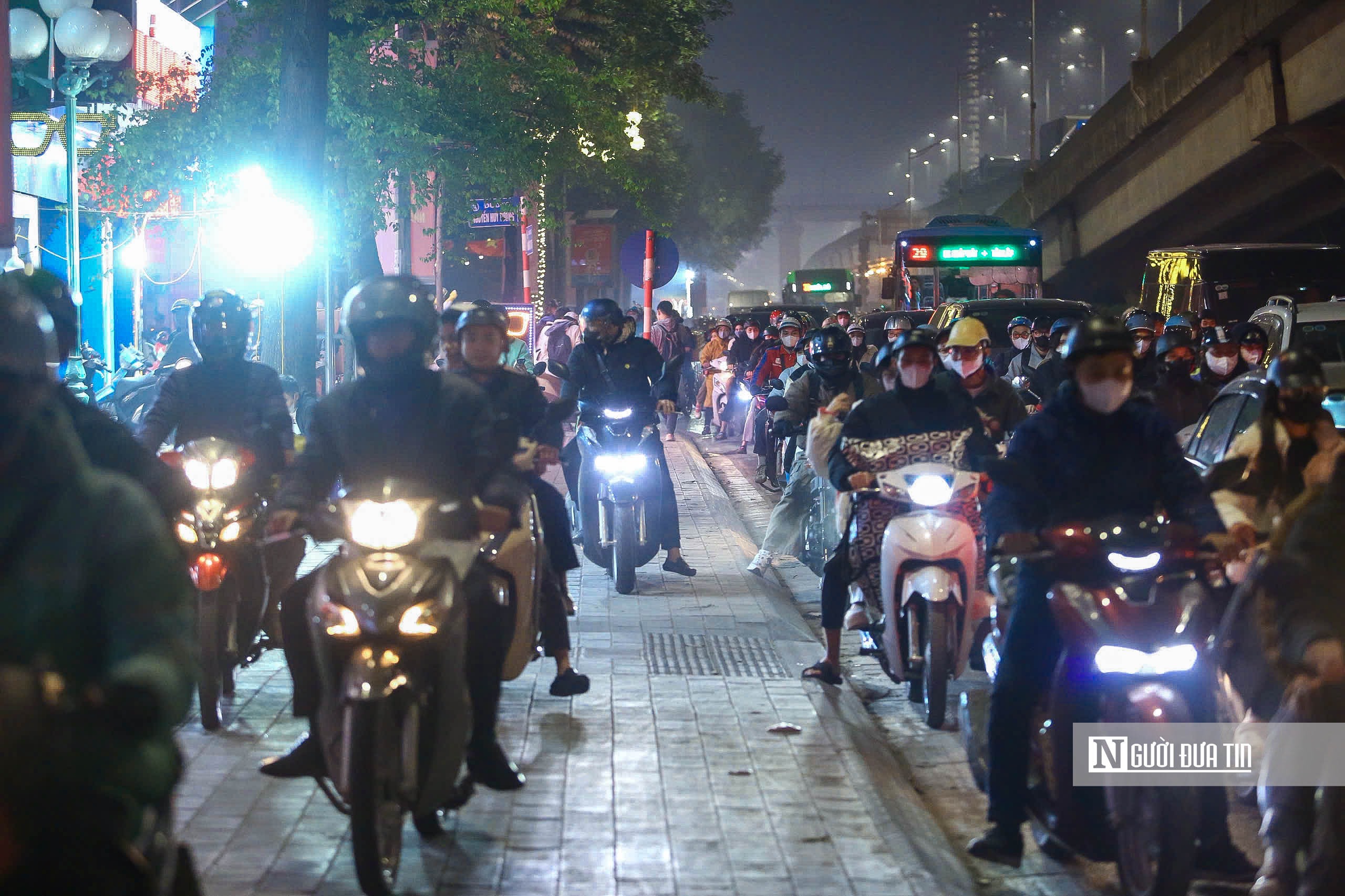 Cận Tết, giao th&ocirc;ng H&agrave; Nội lu&ocirc;n trong t&igrave;nh trạng &ugrave;n tắc - Ảnh 10.