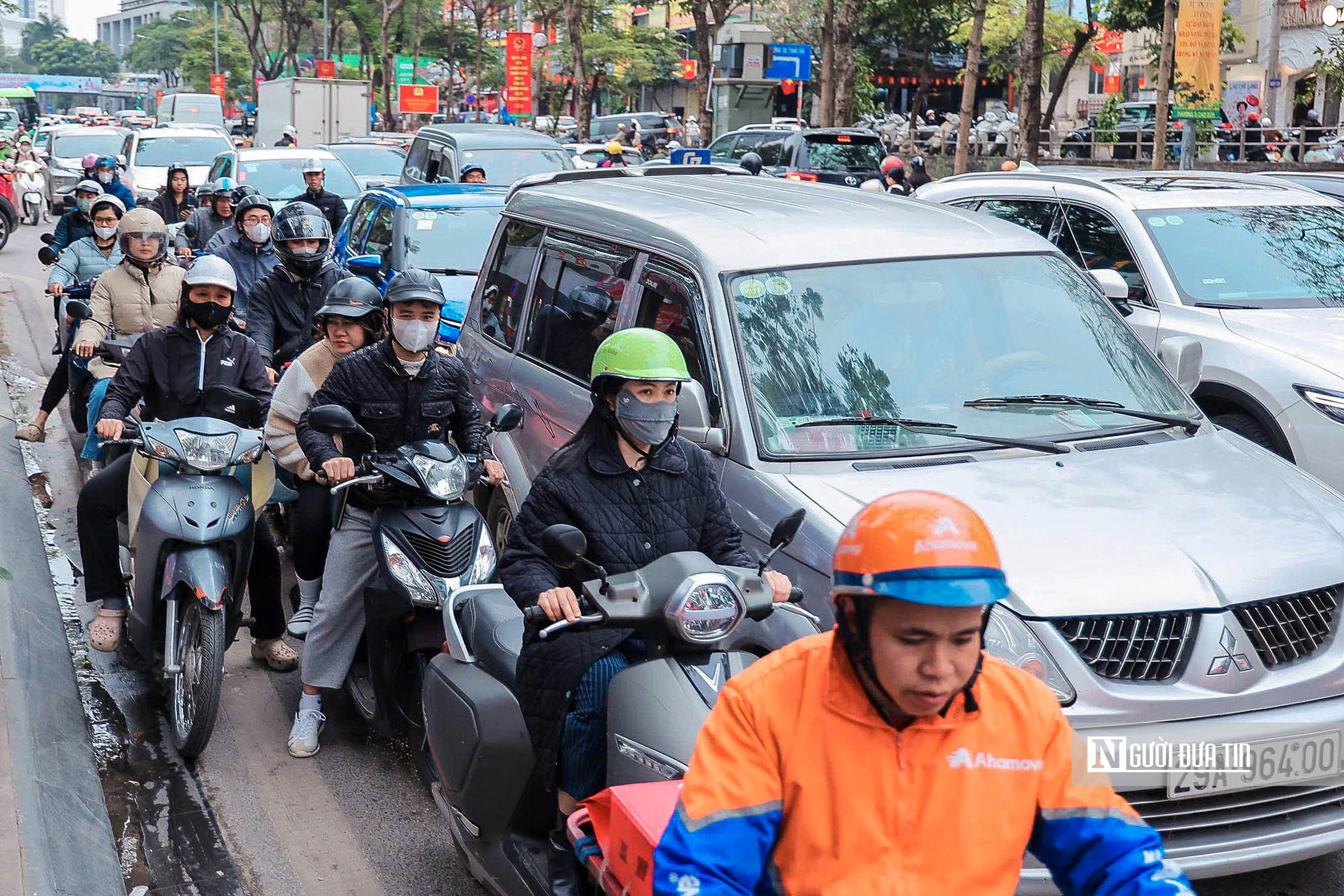 Cận Tết, giao th&ocirc;ng H&agrave; Nội lu&ocirc;n trong t&igrave;nh trạng &ugrave;n tắc - Ảnh 4.