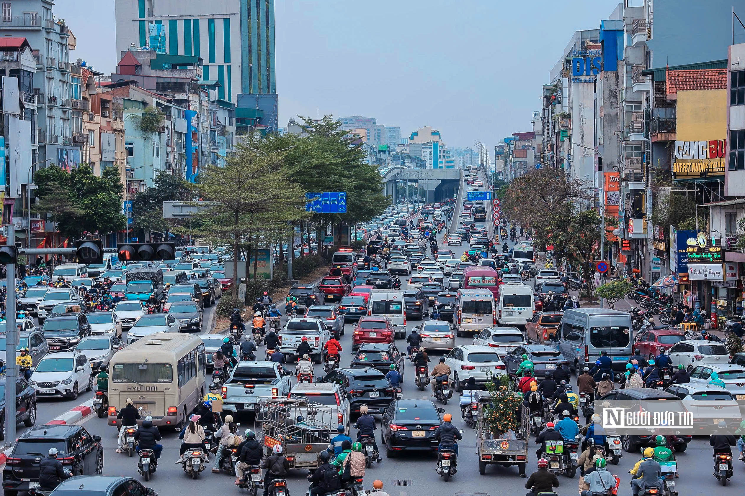 Cận Tết, giao th&ocirc;ng H&agrave; Nội lu&ocirc;n trong t&igrave;nh trạng &ugrave;n tắc - Ảnh 1.