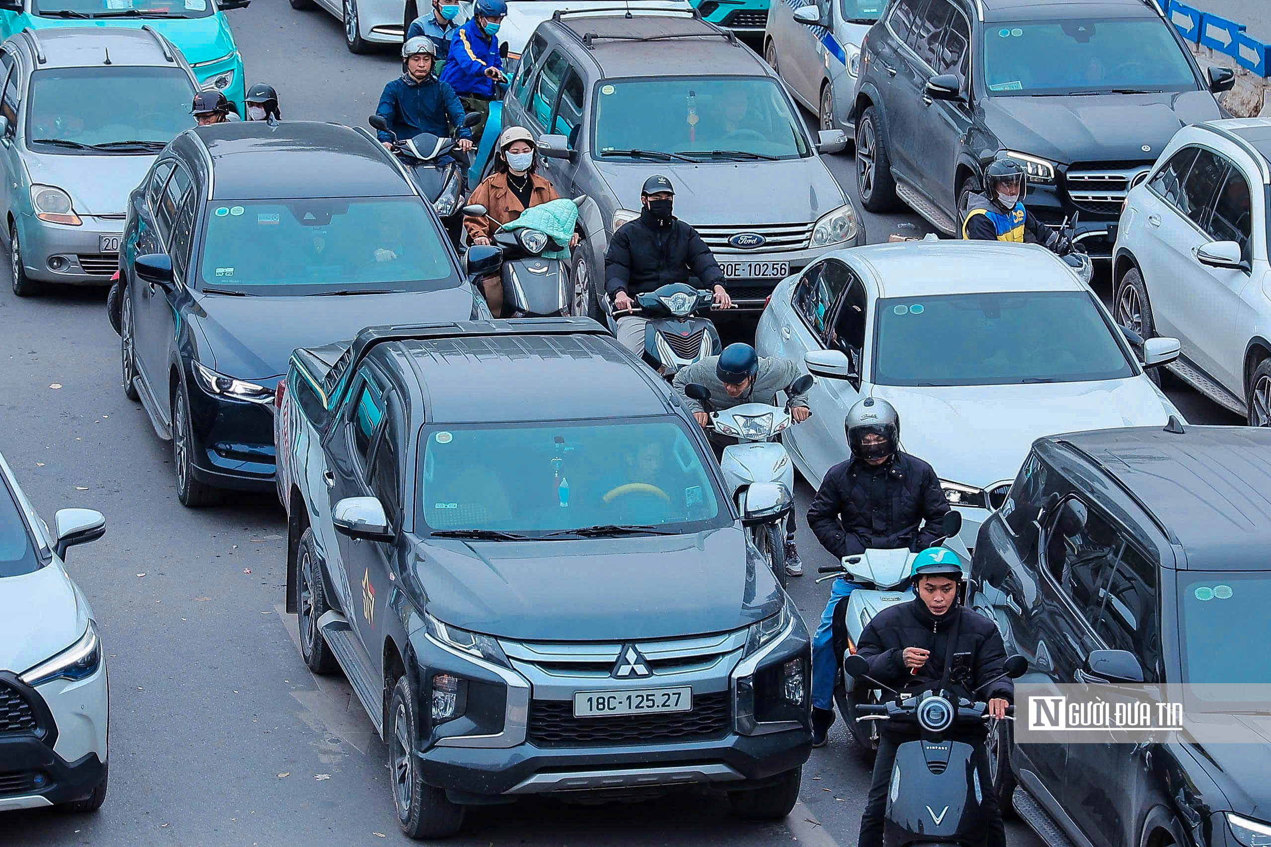 Cận Tết, giao th&ocirc;ng H&agrave; Nội lu&ocirc;n trong t&igrave;nh trạng &ugrave;n tắc - Ảnh 2.