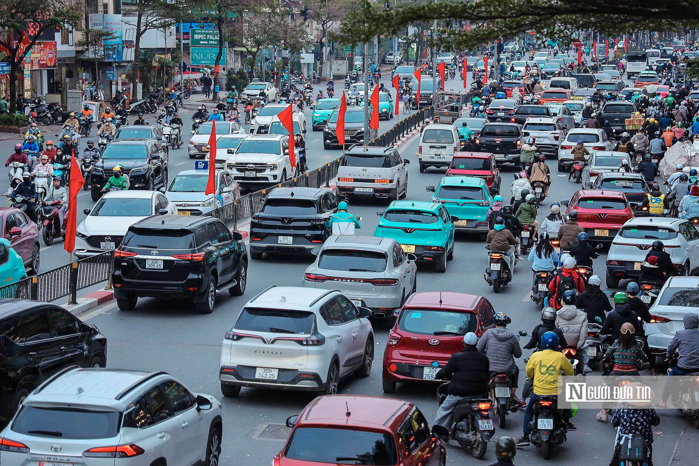 Cận Tết, giao th&ocirc;ng H&agrave; Nội lu&ocirc;n trong t&igrave;nh trạng &ugrave;n tắc - Ảnh 7.