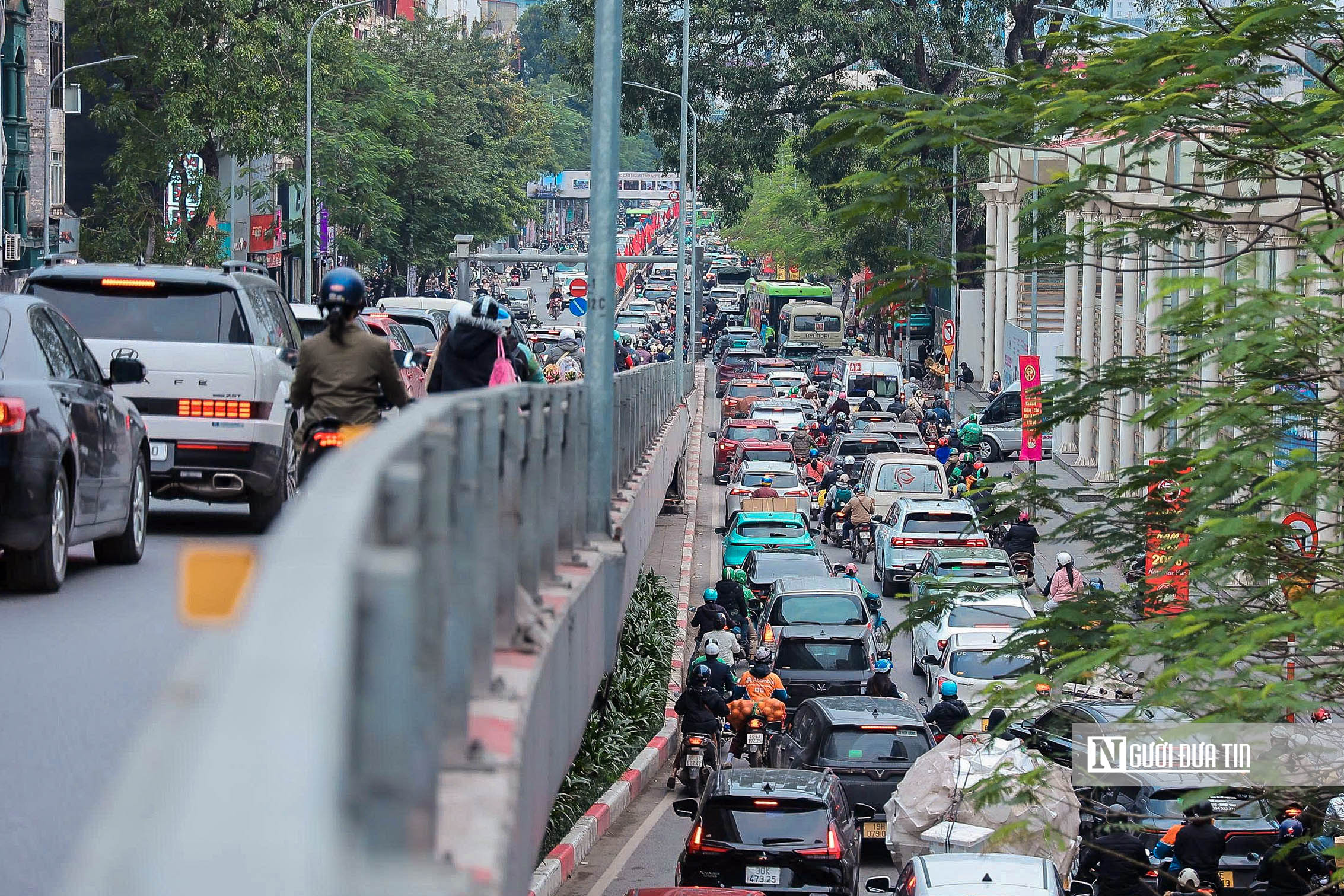 Cận Tết, giao th&ocirc;ng H&agrave; Nội lu&ocirc;n trong t&igrave;nh trạng &ugrave;n tắc - Ảnh 5.