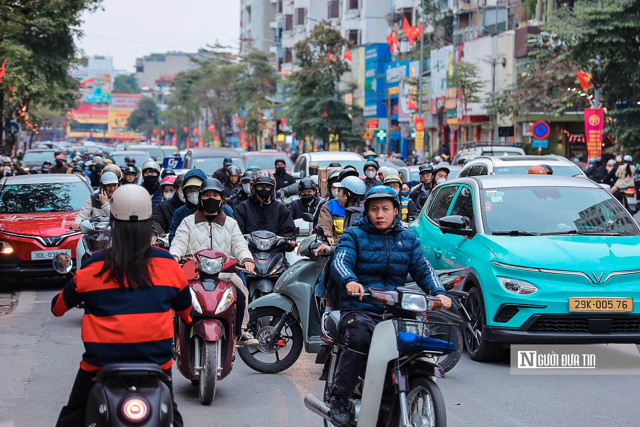 Cận Tết, giao th&ocirc;ng H&agrave; Nội lu&ocirc;n trong t&igrave;nh trạng &ugrave;n tắc - Ảnh 6.