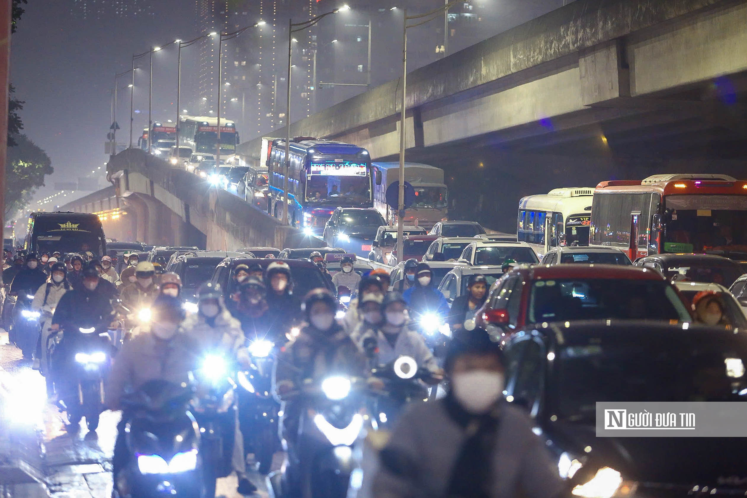 Cận Tết, giao th&ocirc;ng H&agrave; Nội lu&ocirc;n trong t&igrave;nh trạng &ugrave;n tắc - Ảnh 9.