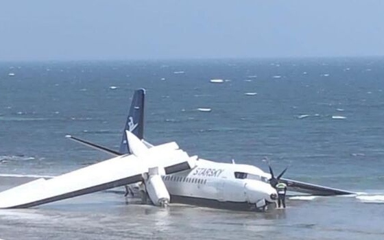 Máy bay StarSky rơi xuống biển Mogadishu, tất cả 55 hành khách sống sót