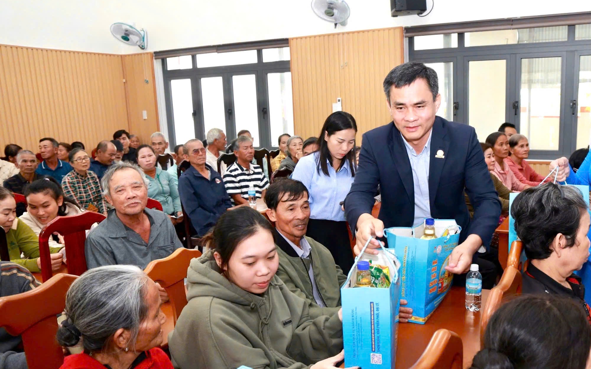 Yến sào Khánh Hòa trao quà Tết và lì xì hơn 125 triệu đồng cho người dân khó khăn