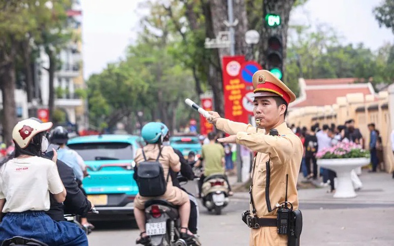 Cảnh sát giao thông triển khai phân luồng phức tạp để giảm ùn tắc tại Hà Nội