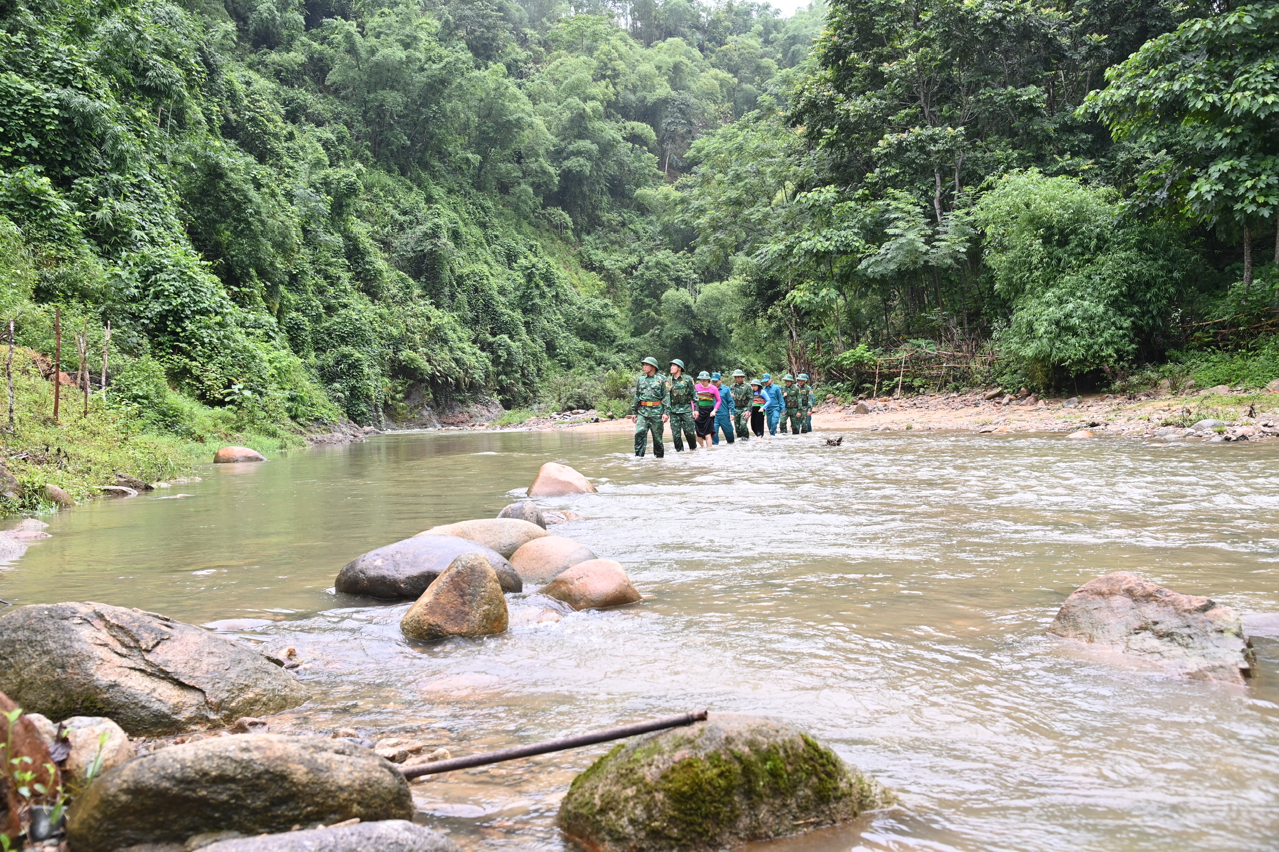 Những người giữ mùa xuân nơi phên dậu Tổ quốc - Ảnh 2.
