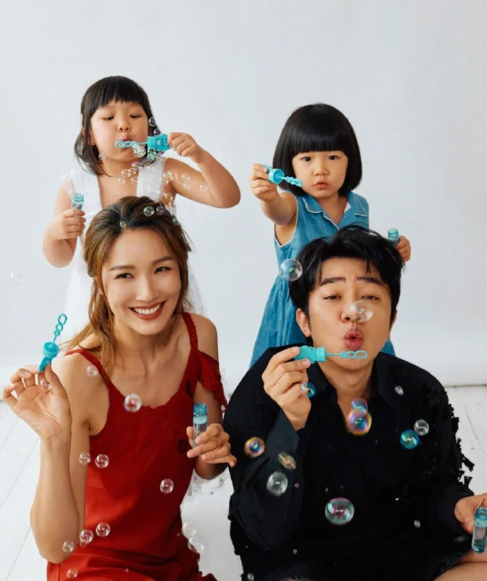 Chuyện tình "đũa lệch" của nàng hậu bất chấp cưới "chú lùn showbiz", cuộc sống gây bất ngờ- Ảnh 3. Chuyện tình "đũa lệch" của nàng hậu bất chấp cưới "chú lùn showbiz", cuộc sống gây bất ngờ- Ảnh 3.