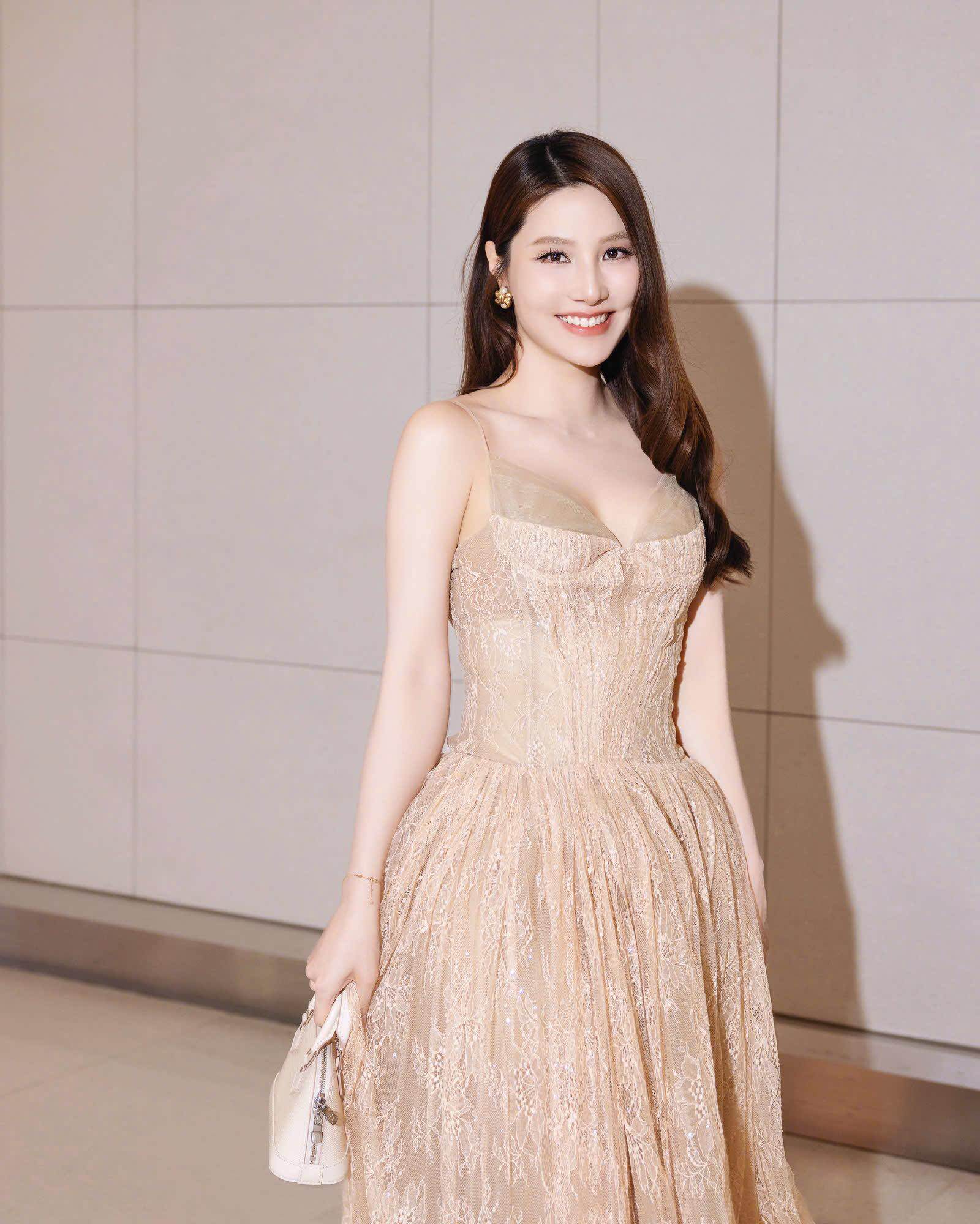 "Nàng dâu hào môn" khoe vóc dáng của bà mẹ bỉm sữa - Ảnh 1.