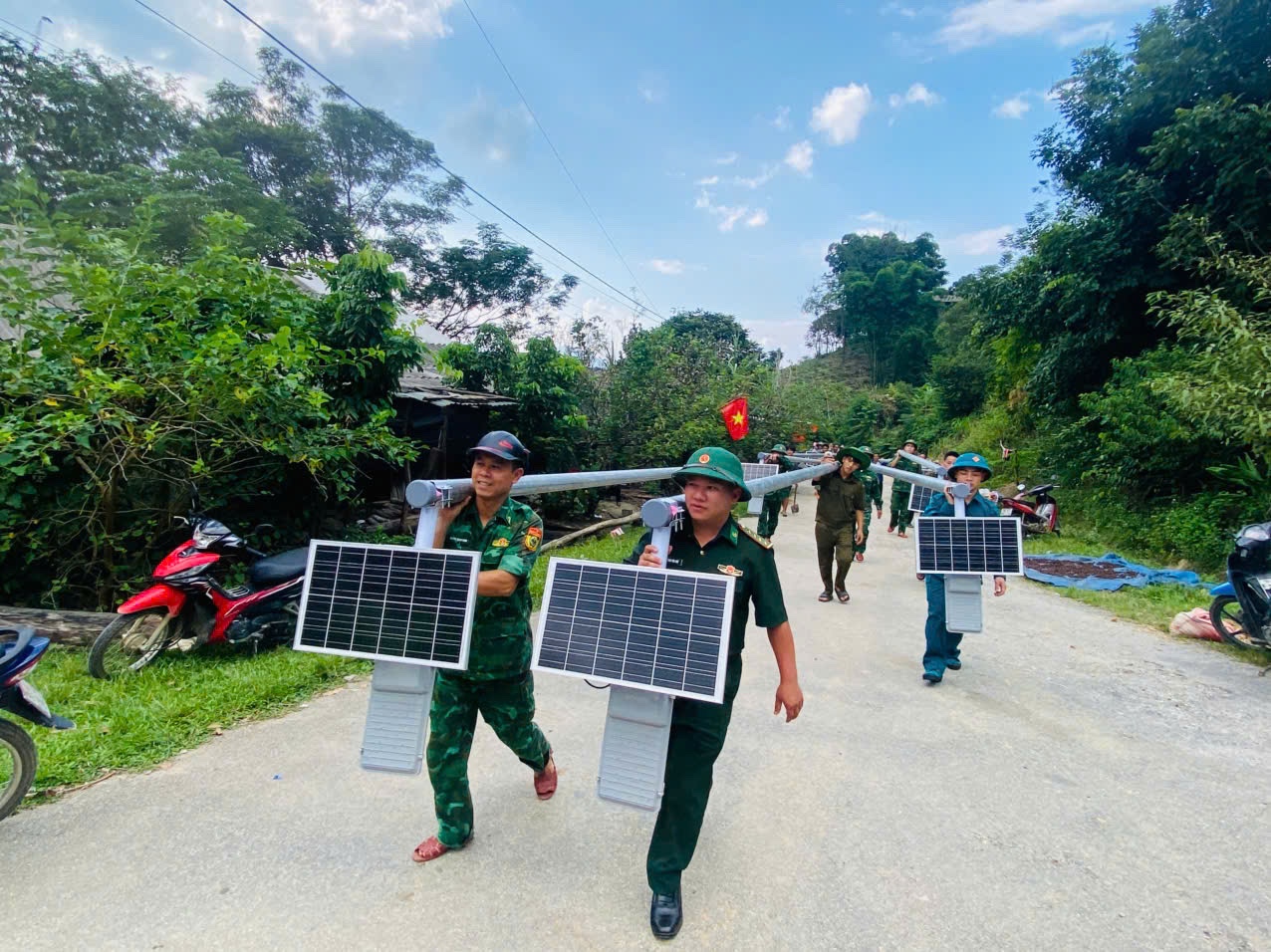 Khi những người lính mang ánh sáng về bản làng biên giới - Ảnh 1.