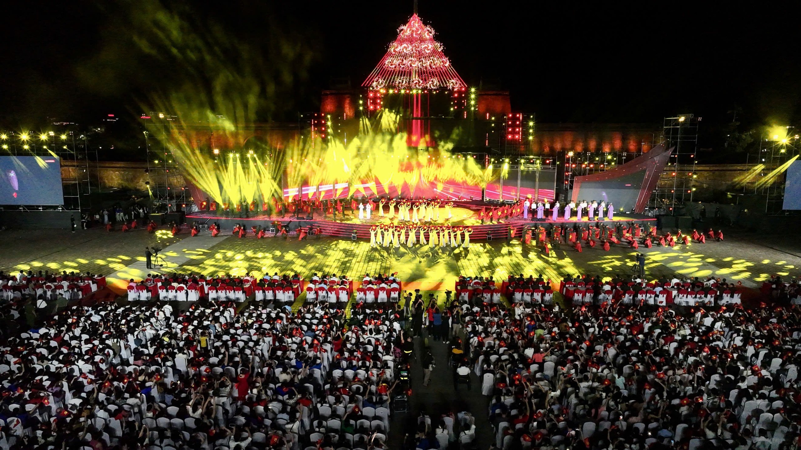 Du lịch giúp Huế rực rỡ trong mắt du khách - Ảnh 1.