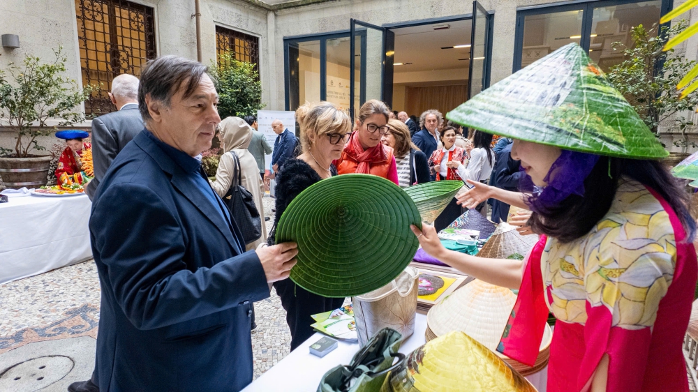 Du lịch giúp Huế rực rỡ trong mắt du khách - Ảnh 2.