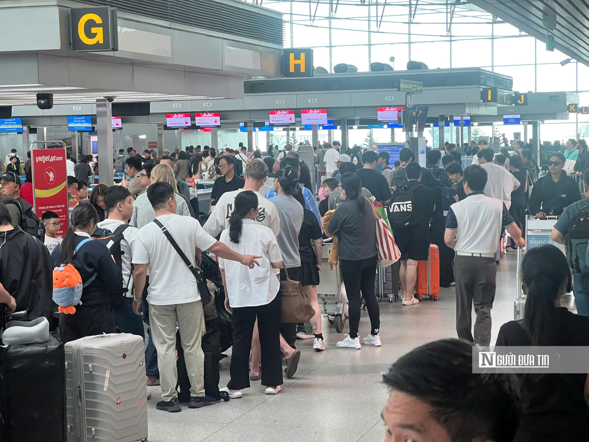 Lượng khách "khủng" đổ về sân bay Tân Sơn Nhất, người dân lưu ý lịch trình về quê đón Tết- Ảnh 1.