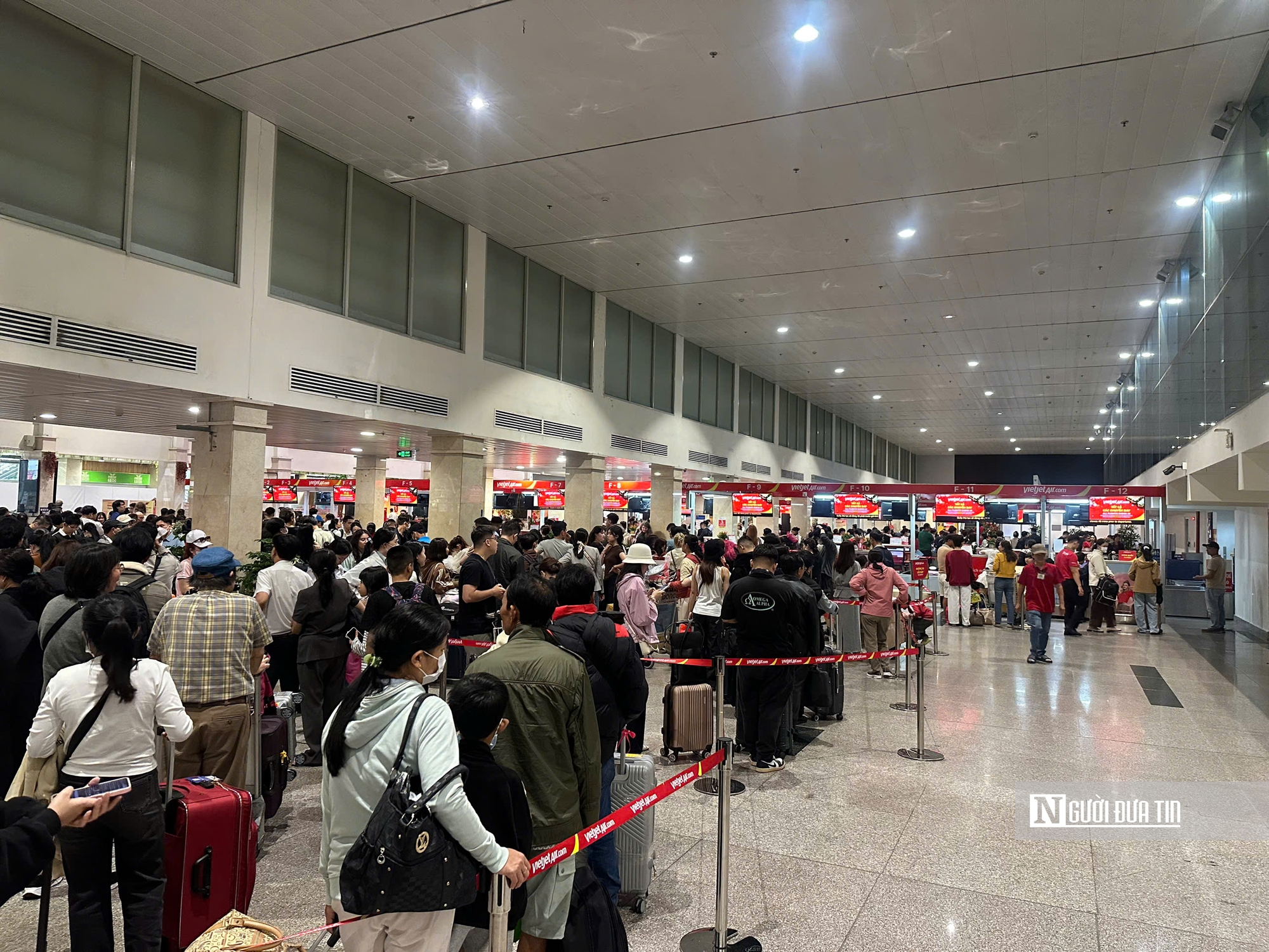 Lượng khách "khủng" đổ về sân bay Tân Sơn Nhất, người dân lưu ý lịch trình về quê đón Tết- Ảnh 3.