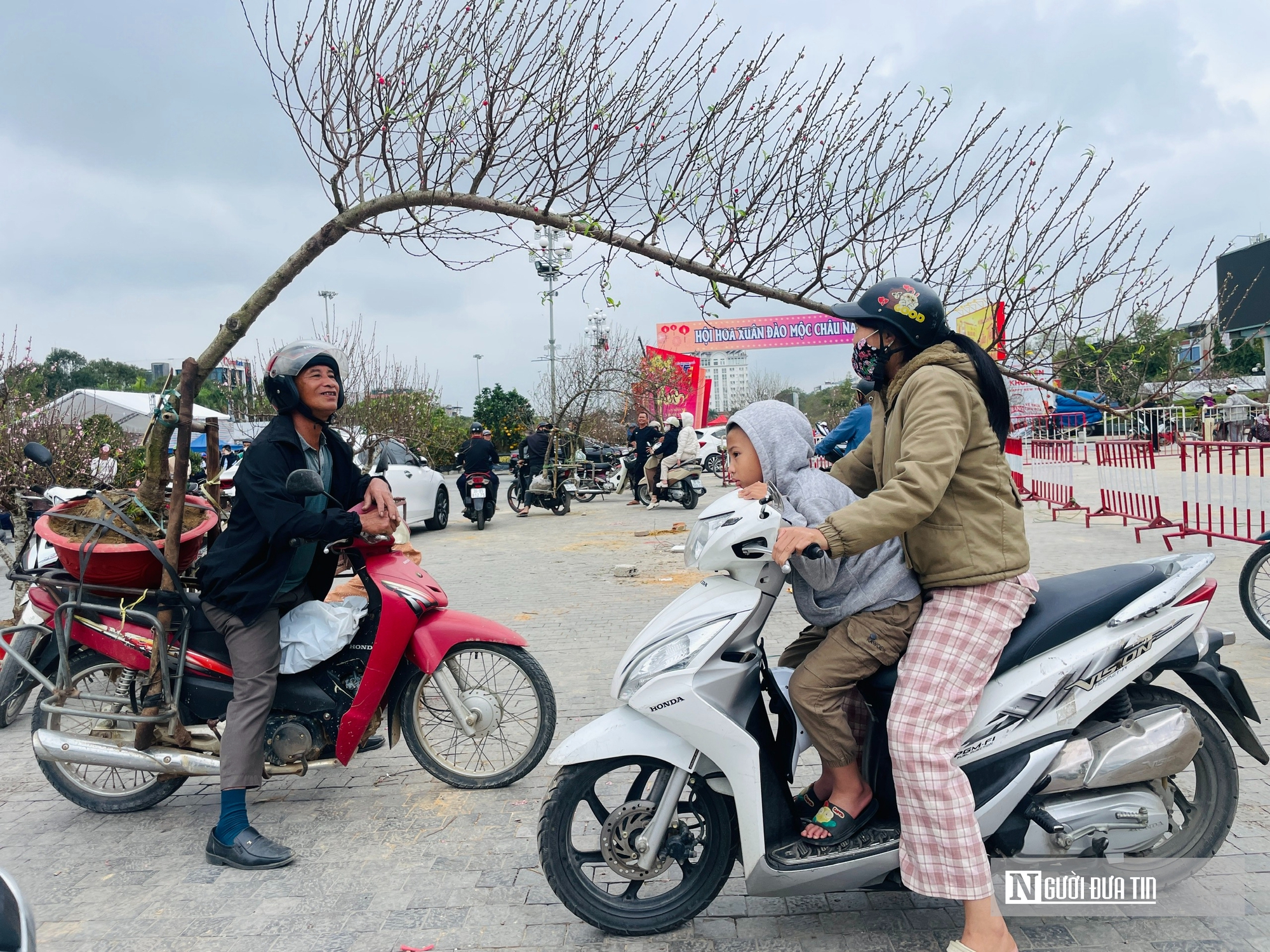 Chở "mùa xuân" trên yên xe về phố, kiếm chục triệu mỗi ngày giáp Tết- Ảnh 7. Chở "mùa xuân" trên yên xe về phố, kiếm chục triệu mỗi ngày giáp Tết- Ảnh 7.