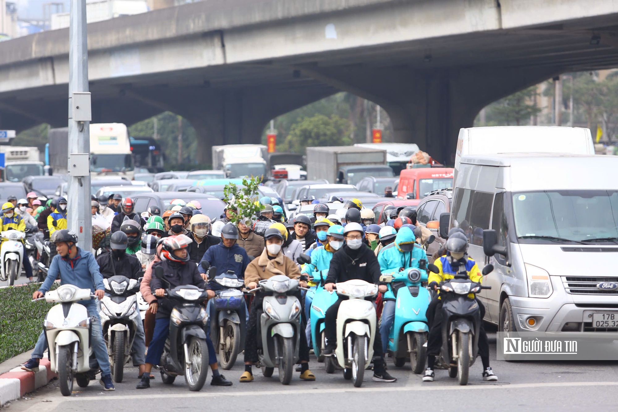 Người d&acirc;n hối hả rời H&agrave; Nội về qu&ecirc; ăn Tết- Ảnh 1.