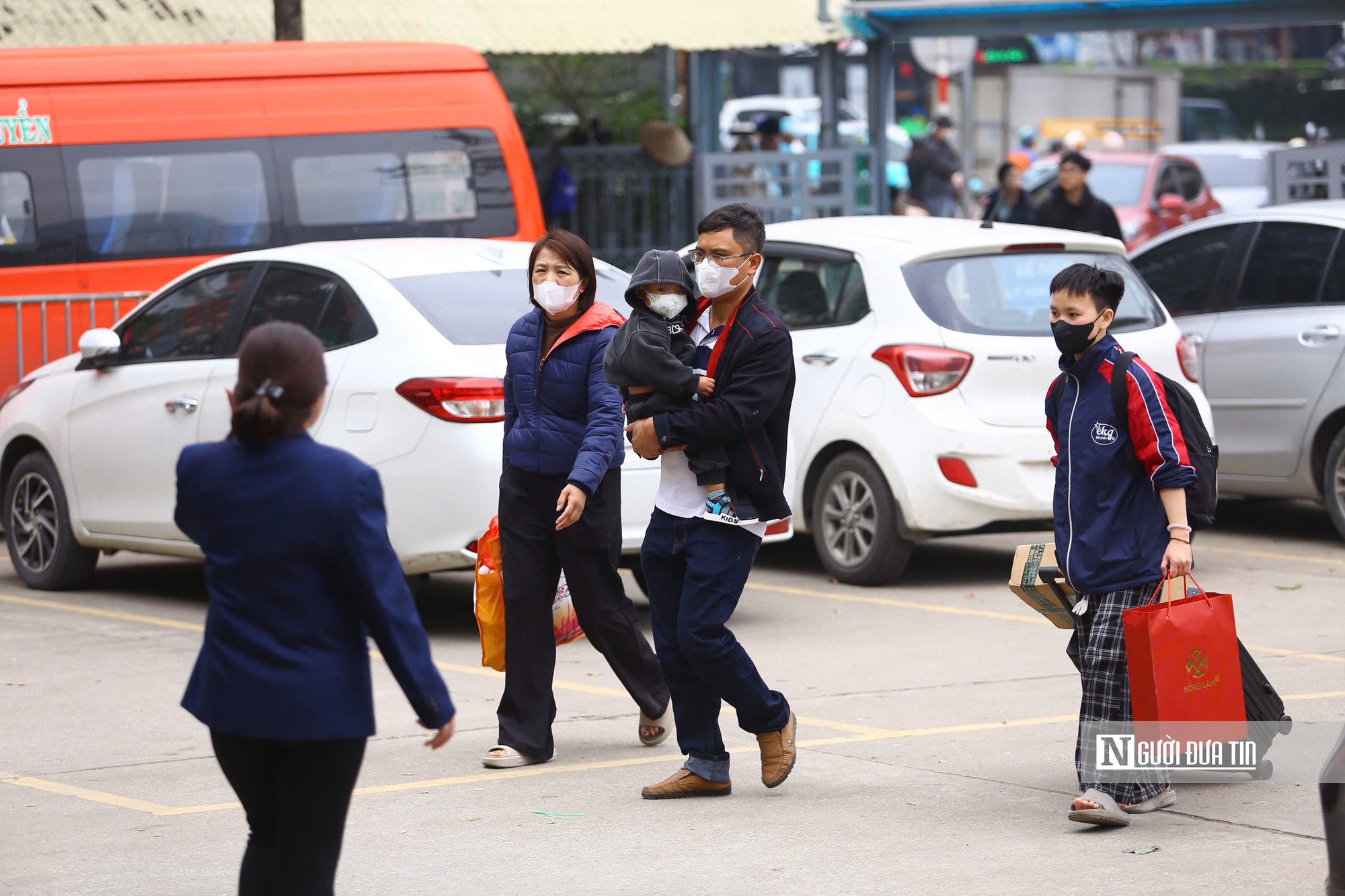 Người d&acirc;n hối hả rời H&agrave; Nội về qu&ecirc; ăn Tết- Ảnh 10.