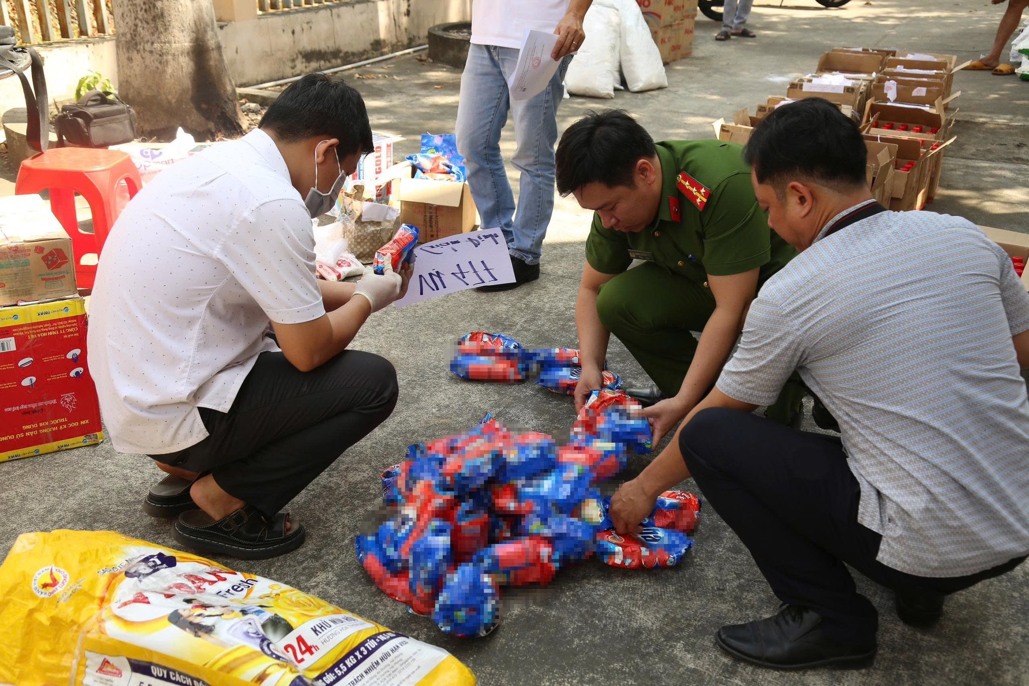 Triệt phá đường dây sản xuất, buôn bán nước mắm, bột nêm, bột ngọt giả- Ảnh 2.