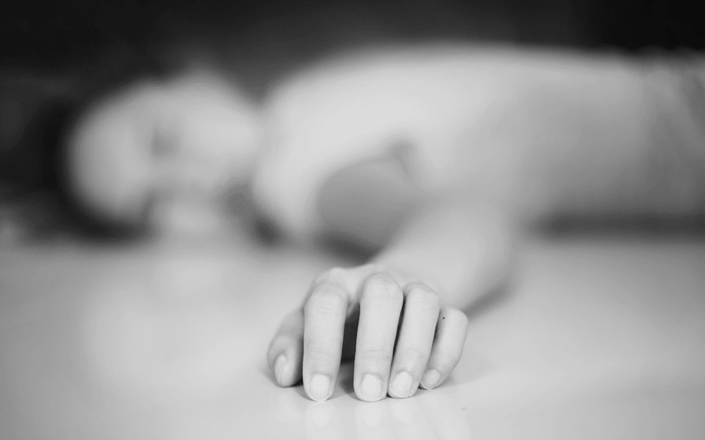 Người phụ nữ 54 tuổi đột nhiên tử vong, bác sĩ cảnh báo có 2 thói quen "sát thủ thầm lặng" này phải bỏ ngay - Ảnh 2.