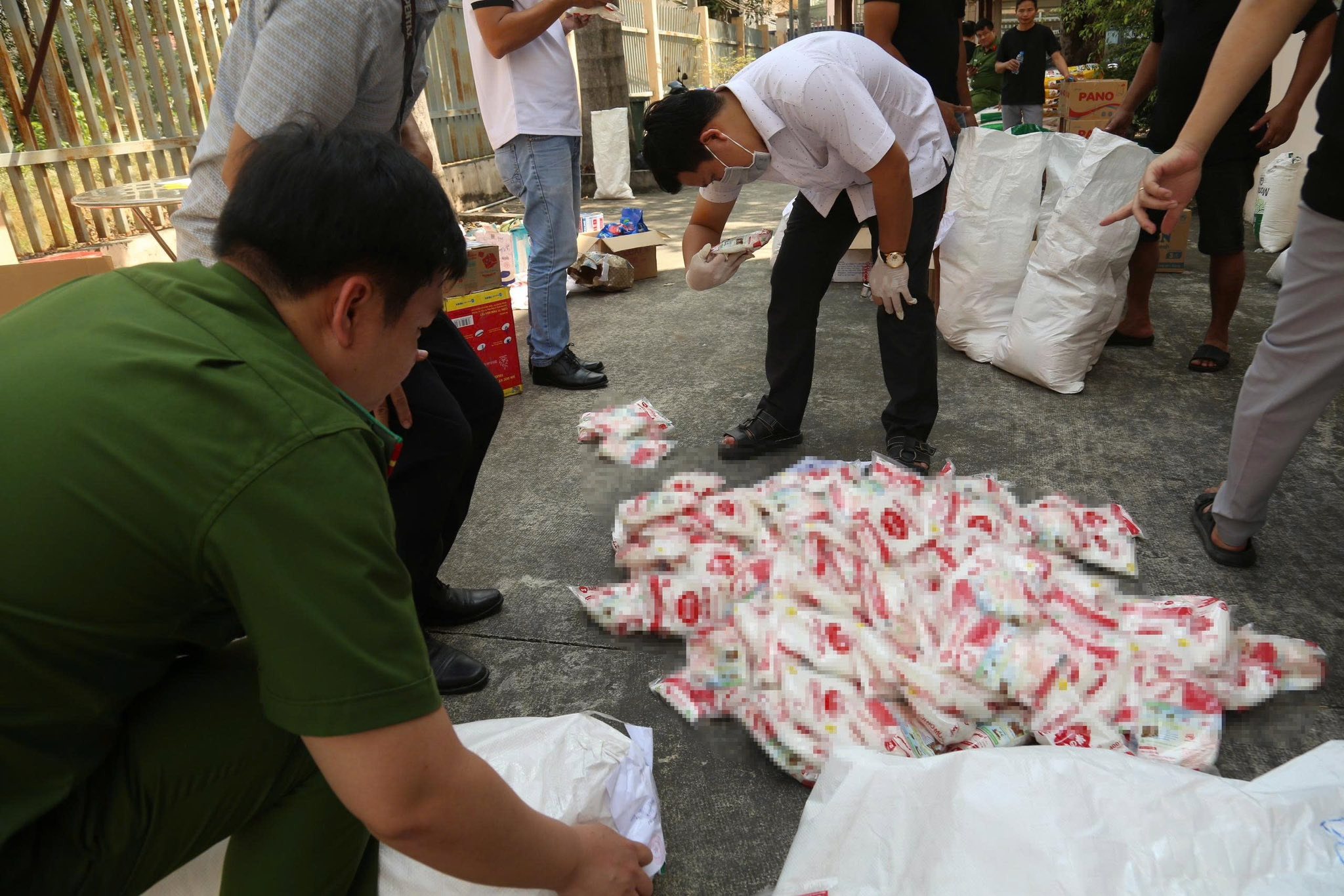 Triệt phá đường dây sản xuất, buôn bán nước mắm, bột nêm, bột ngọt giả- Ảnh 3.