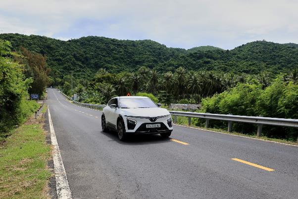 VinFast VF 7: &ldquo;M&atilde;nh th&uacute;&rdquo; to&agrave;n năng cả về sức mạnh vận h&agrave;nh, trang bị an to&agrave;n v&agrave; gi&aacute; trị kinh tế- Ảnh 1.