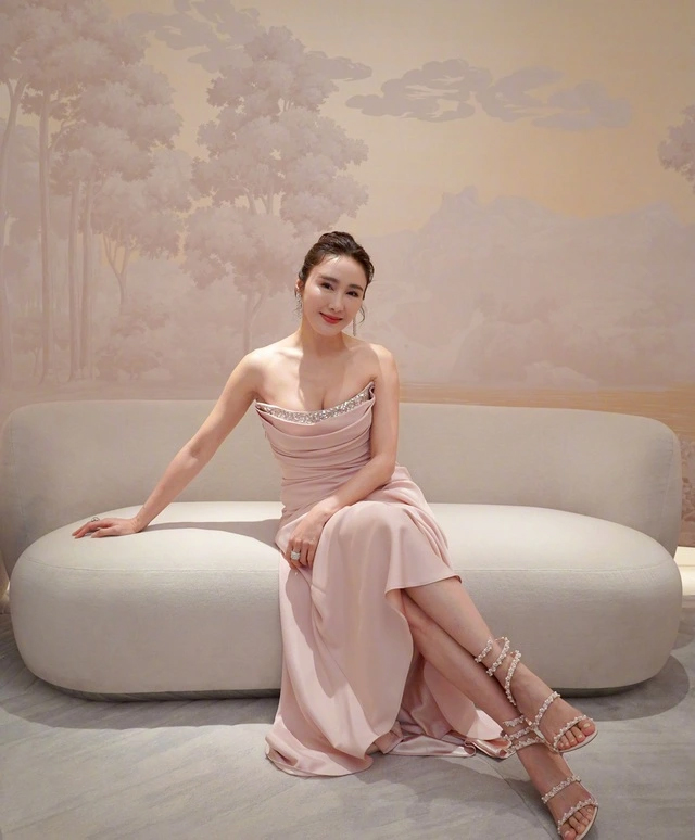 "Đệ nhất mỹ nh&acirc;n TVB": Giải nghệ sau khi cưới &ocirc;ng tr&ugrave;m khuyết tật hơn 15 tuổi, cuộc sống hiện thế n&agrave;o? - Ảnh 9.