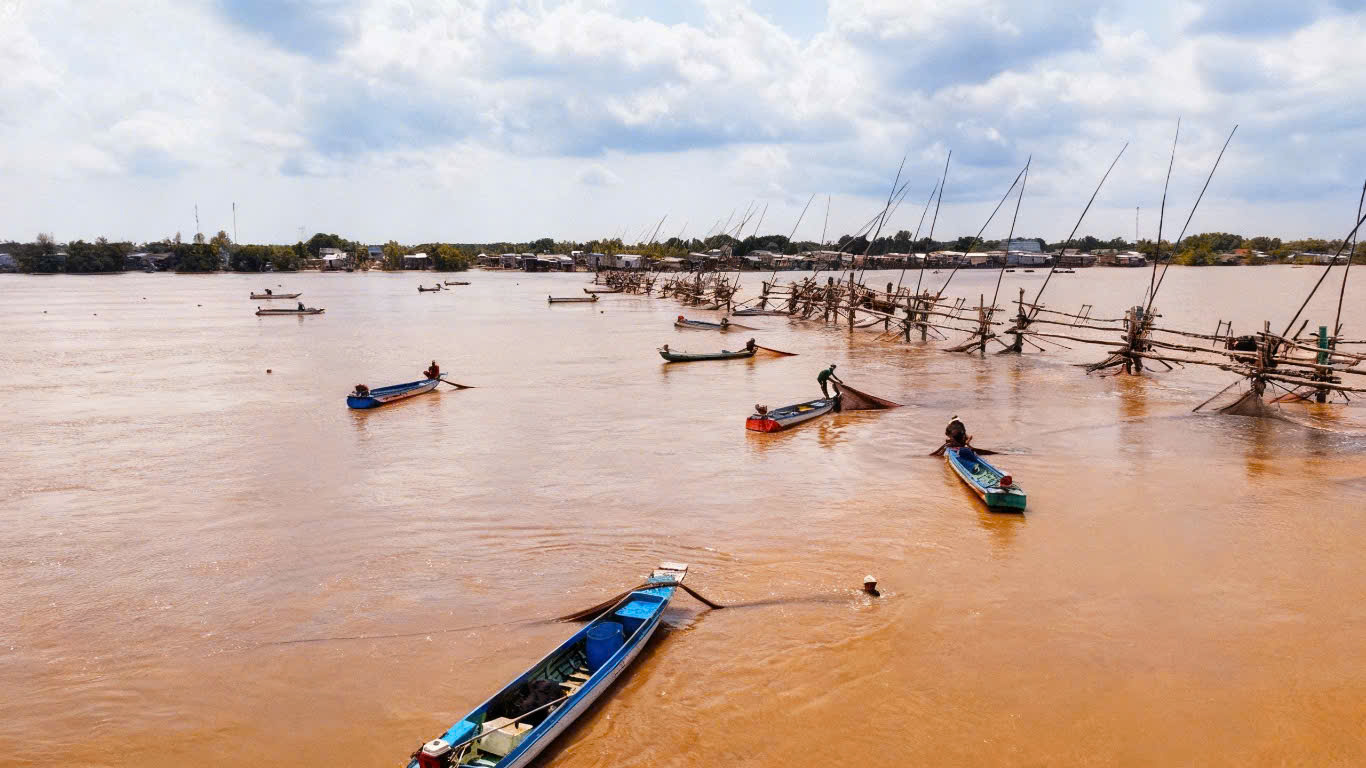 Theo chân ngư dân Đất Mũi mưu sinh bằng nghề đóng đáy- Ảnh 6.