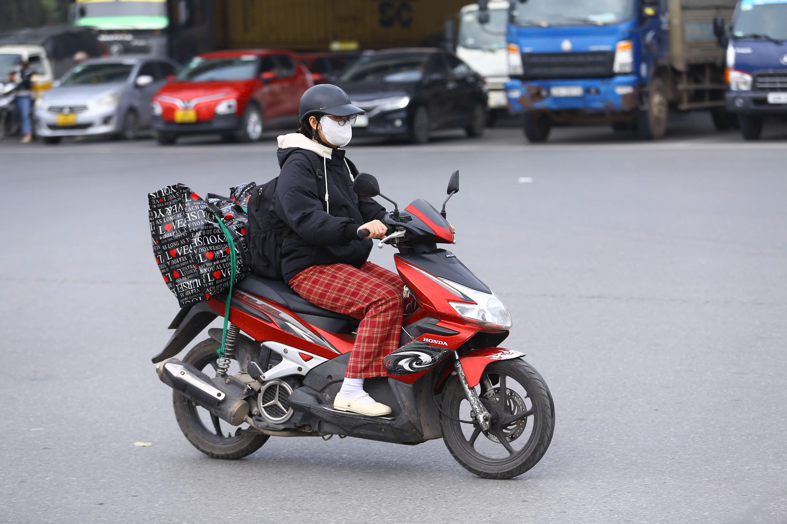 Người d&acirc;n hối hả rời H&agrave; Nội về qu&ecirc; ăn Tết- Ảnh 4.