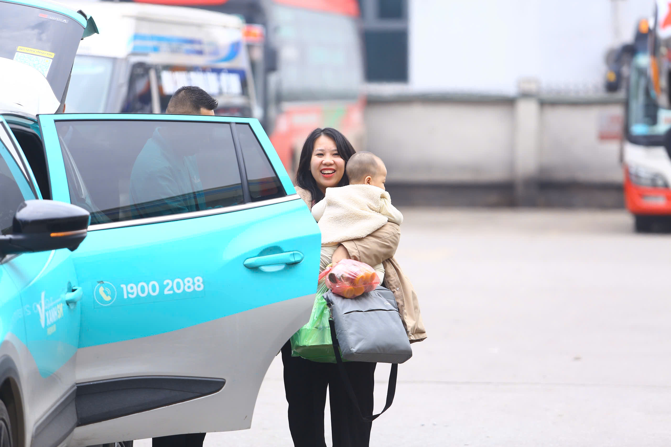 Người d&acirc;n hối hả rời H&agrave; Nội về qu&ecirc; ăn Tết- Ảnh 14.