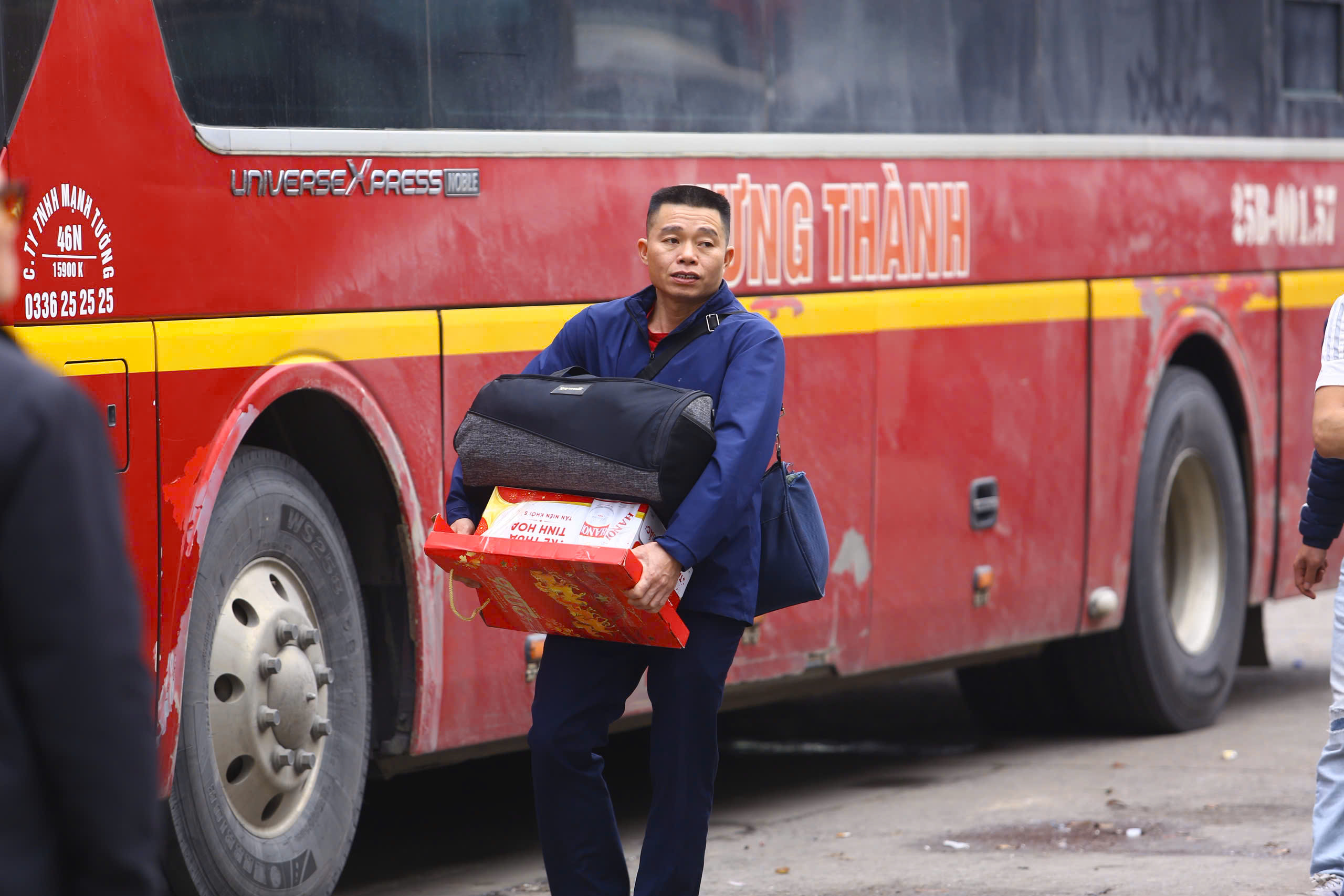 Người d&acirc;n hối hả rời H&agrave; Nội về qu&ecirc; ăn Tết- Ảnh 15.