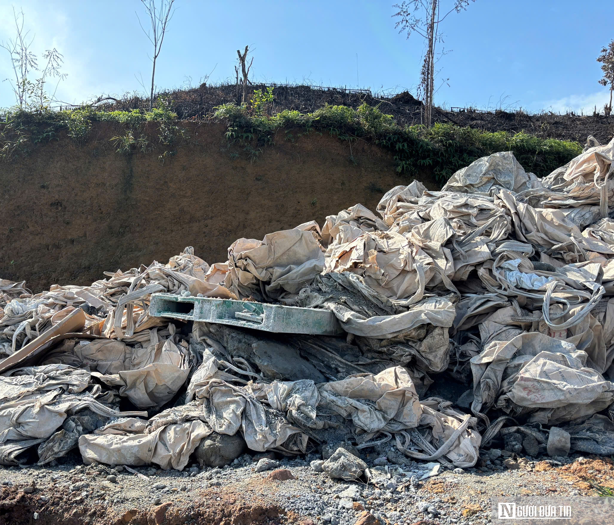 Đà Nẵng: Phát hiện bãi tập kết chất thải không phép ở Bà Nà - Ảnh 2. Đà Nẵng: Phát hiện bãi tập kết chất thải không phép ở Bà Nà - Ảnh 2.