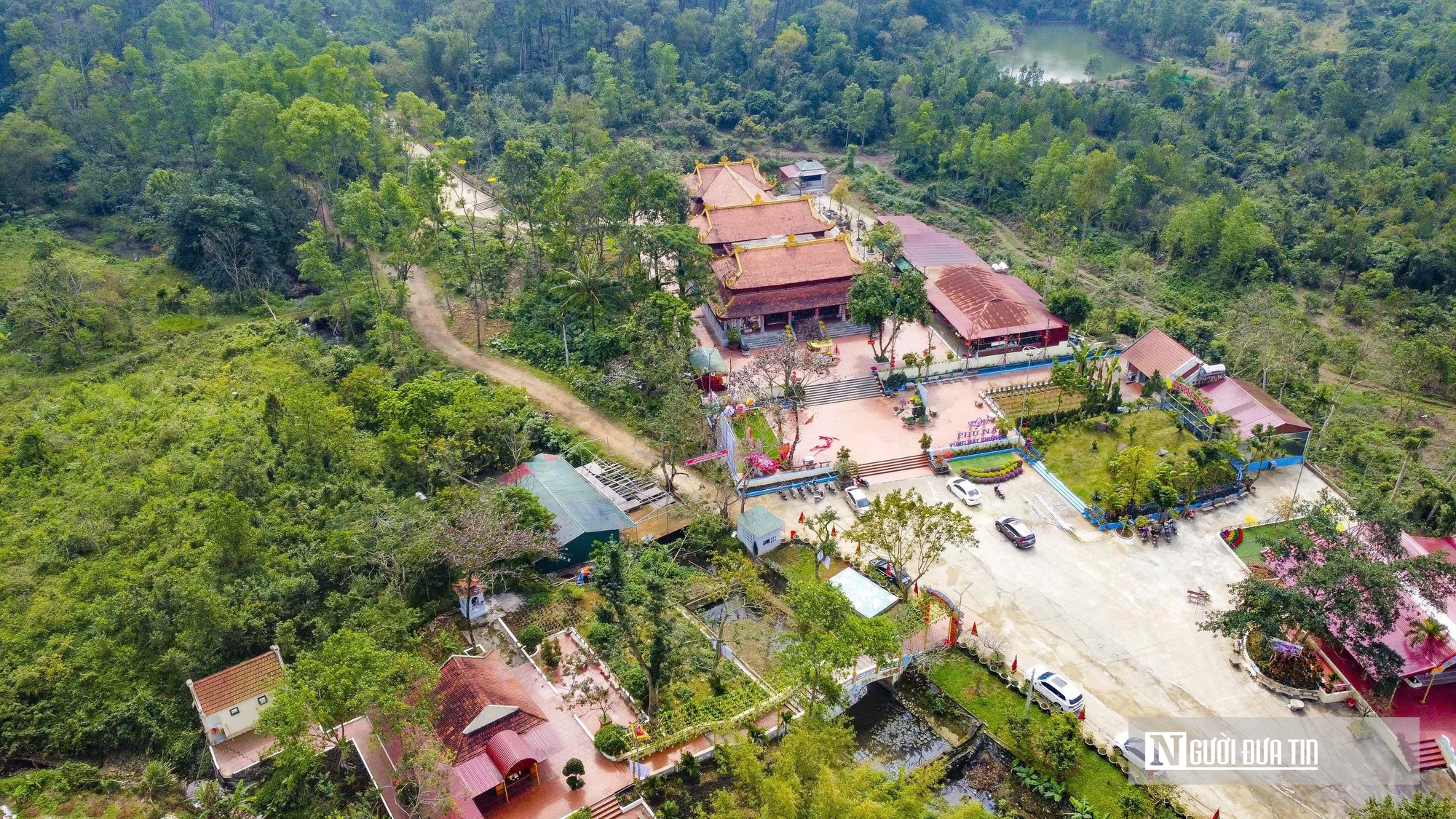 Phủ Na - điểm hẹn tâm linh xứ Thanh được trang hoàng rực rỡ, sẵn sàng đón hàng vạn khách trẩy hội  - Ảnh 1.